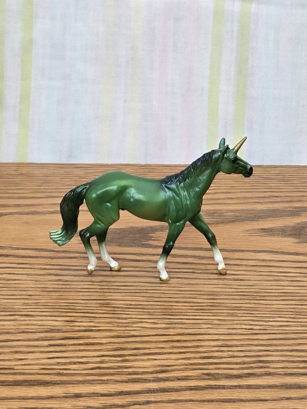 Breyer Stablemates #97268 Walking Thoroughbred – Green & Gold Decorator